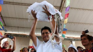 El alcalde de un pueblo en Oaxaca, México, se casó ¡con un caimán!