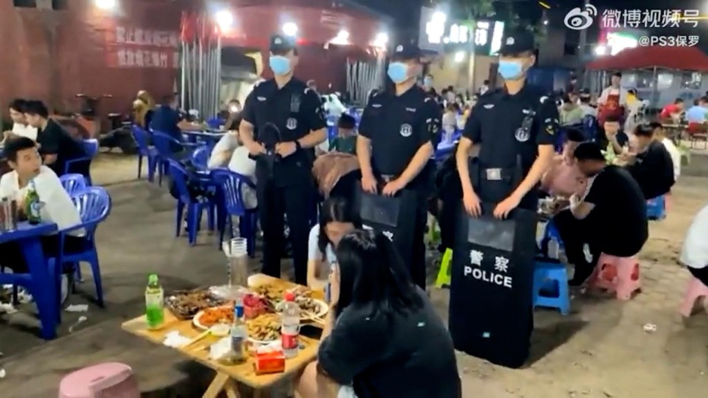 Policía china reacciona tras video que muestra agresión a mujeres