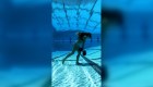 Camina en piscina de 50 metros con pesas y sin respirar