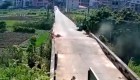 Así se partió en dos un puente en China por las altas temperaturas