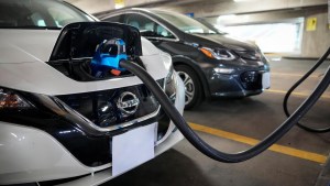 ¿Cuál es la nueva ley en subsidios para autos eléctricos en EE.UU.?