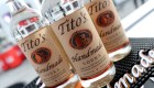 "Tito's in a can" una lata recargable para hacer cócteles