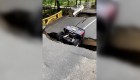 Un puente colapsa y se "traga" un auto en Japón