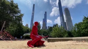 Instalan una satírica estatua de Putin en un parque infantil de Nueva York