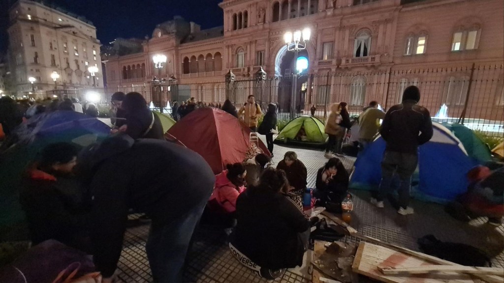 Organizaciones sociales acampan frente a la casa de gobierno en Argentina