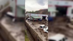 Estos autos quedaron apilados tras fuertes inundaciones en China