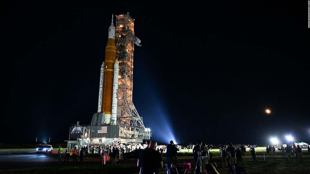 El cohete lunar de Artemis I llega a plataforma de lanzamiento