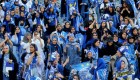 Mujeres iraníes asisten a un partido de fútbol nacional