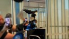 Un águila sorprende a viajeros en aeropuerto de Carolina del Norte