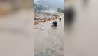 Un puente queda sumergido por las inundaciones en Pakistán