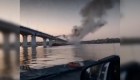 El momento en que fuerzas ucranianas bombardean un puente en Jersón