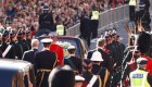 Carlos III encabeza la procesión fúnebre de la reina Isabel II en Edimburgo
