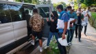 Abbot envía dos buses llenos de inmigrantes a la residencia de Kamala Harris