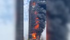 Feroz incendio consume entero un rascacielos de 42 pisos en China