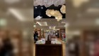 Clientes siguen haciendo sus compras en medio de un terremoto en Taiwán