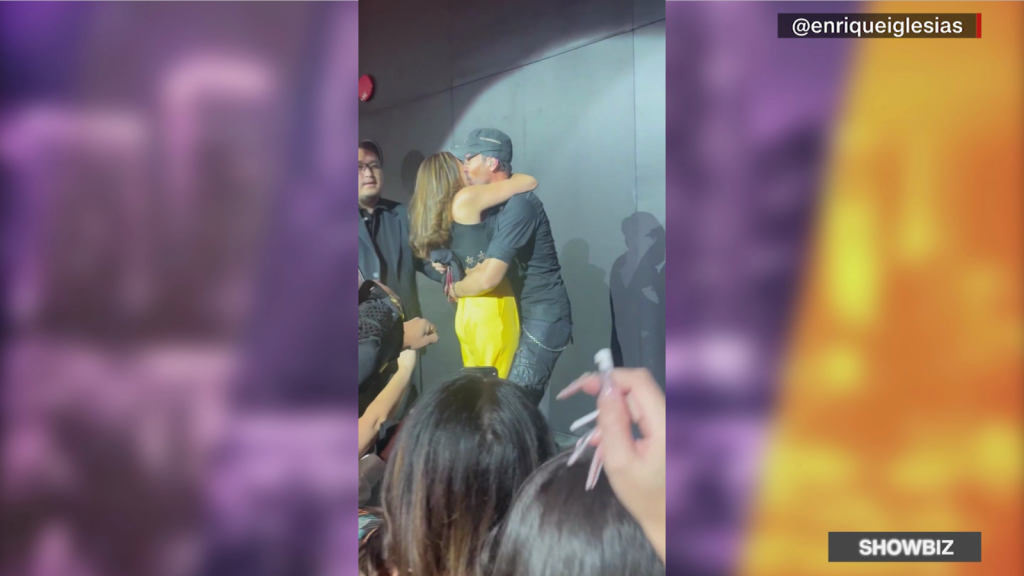 Enrique Iglesias se besa con una fan