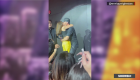 Enrique Iglesias se besa con una fan