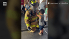 Mira a este niño ciego reconocer a un bombero por primera vez