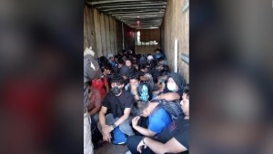 Rescatan a 110 migrantes hacinados en un camión