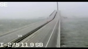 Terrorífica imagen del puente Sunshine Skyway ante el paso del huracán Ian