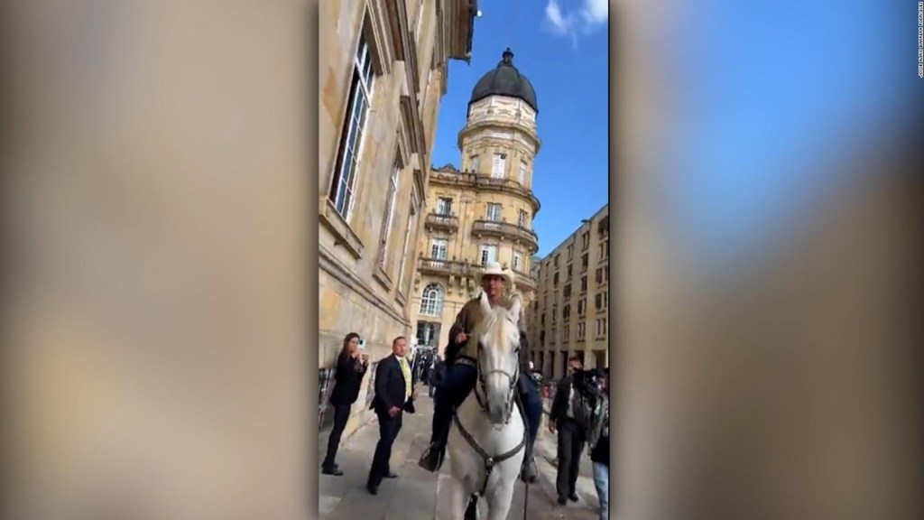 Senador colombiano irrumpe en el Congreso con su caballo