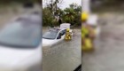 Mira el momento en el que rescatan a una mujer de su auto atascado por inundaciones