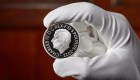 Presentan monedas del rey Carlos III en Reino Unido
