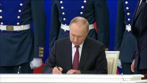 Putin firma documentos para anexar regiones ucranianas a Rusia