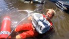 Guardia Costera de EE.UU. rescata a mujer de inundación