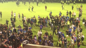 Caos en Indonesia, se reportan más de 100 muertos en estadio de fútbol