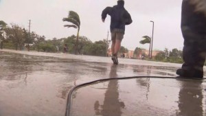 Camarógrafo ayuda a familia a cruzar una inundación