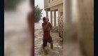 Joven rescata a un gato en medio del huracán Ian