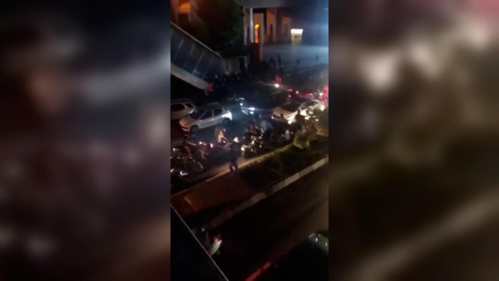 Autoridades atacan a estudiantes de universidad de élite en Teherán