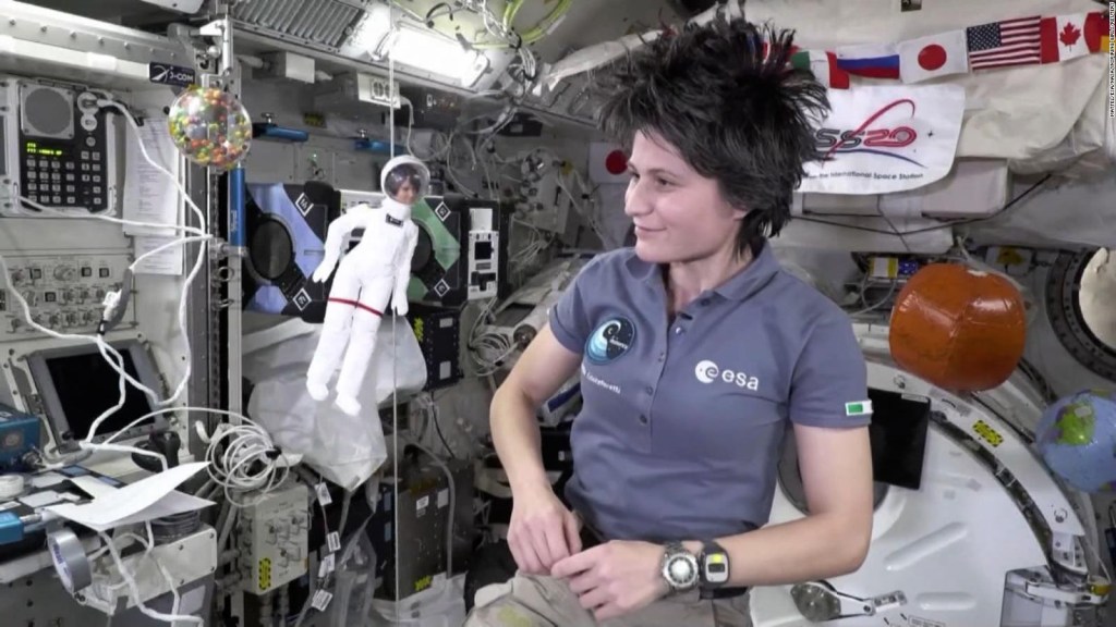 Una muñeca flotando en el espacio busca atraer a las niñas a la ciencia
