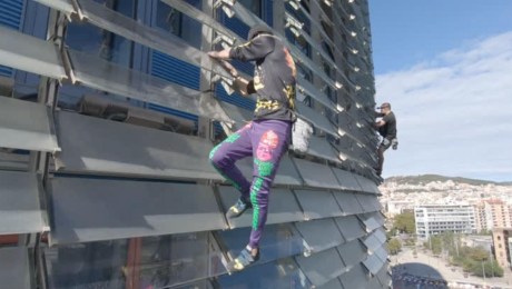 El "Spiderman francés" y su hijo escalan juntos un rascacielos en España