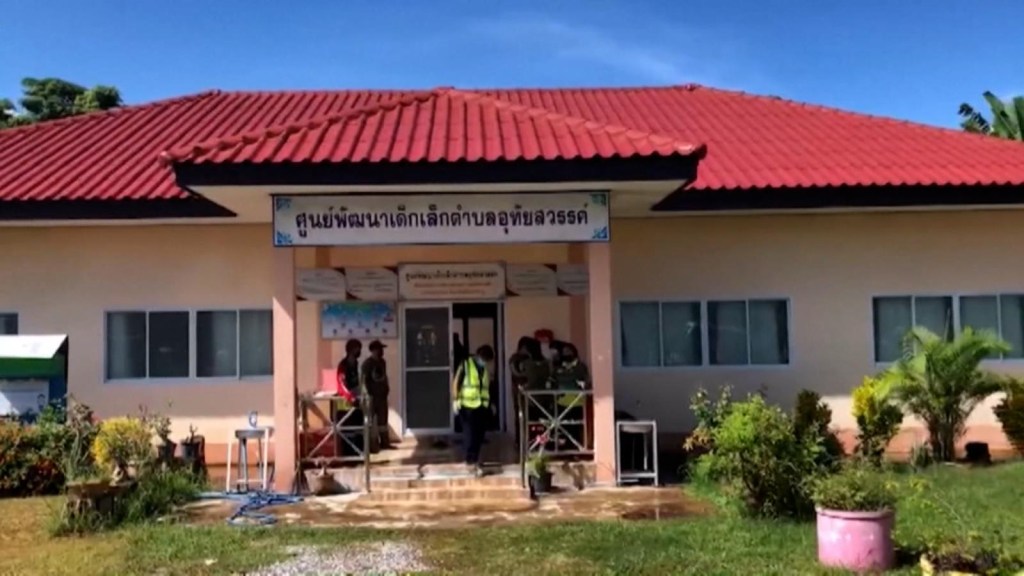 Expolicía ataca guardería y deja 34 muertos en Tailandia