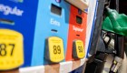 5 cosas: los precios de la gasolina continúan bajando en EE.UU.
