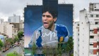 Mira el gigantesco mural de Maradona en un edificio de 12 pisos