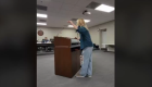 Mujer defiende a las personas LGBTQ en debate sobre exhibición en una biblioteca