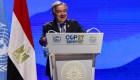 Antonio Guterres se ríe en el momento que da mal su discurso en la COP27