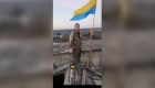 Pueblo de Jersón celebra la retirada rusa izando la bandera