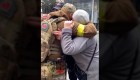 Soldados ucranianos se reencuentran con familiares y amigos en Jersón