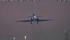 Aterrizaje de emergencia: avión choca contra bandada de pájaros