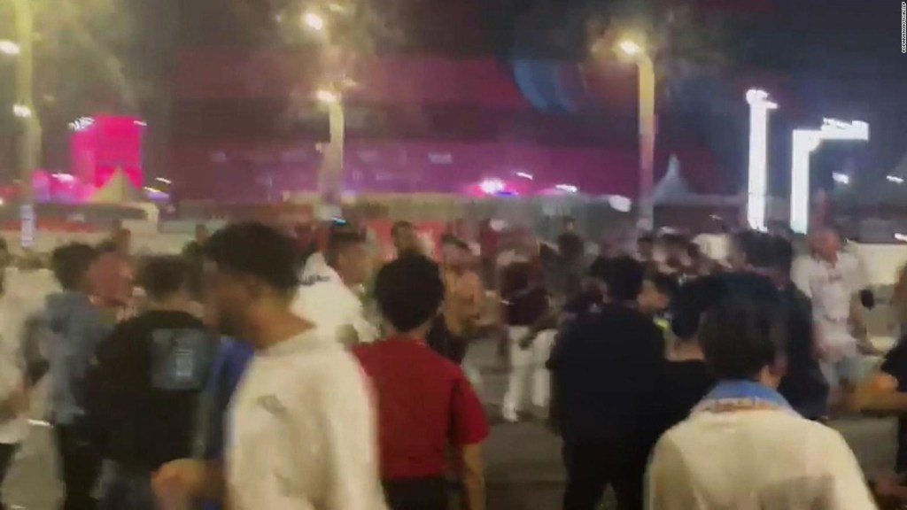 El momento en que argentinos y mexicanos se enfrentan a golpes en Doha, Qatar