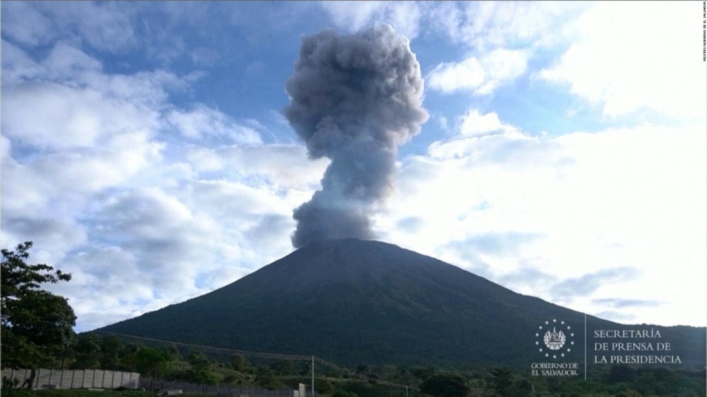El volcán Chaparrastique expulsa una imponente cantidad de cenizas