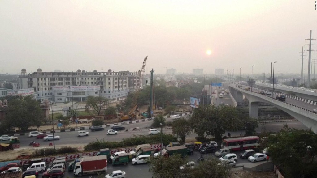 Una densa nube de smog invade las calles de Nueva Delhi