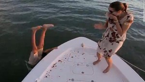 Hombre se lanza al agua cuando su propuesta de matrimonio sale mal