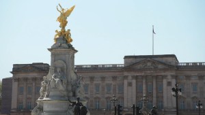 Un miembro honorario del Palacio de Buckingham renuncia por comentarios inapropiados