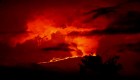 El fuego invade el cielo de Hawai tras la erupción del volcán Mauna Loa