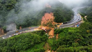 Mortal deslizamiento en Brasil deja además decenas de desaparecidos